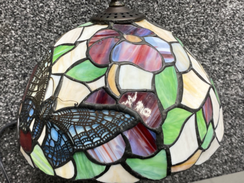 Tiffany style table lamp with metal Base & multicoloured glass shade - Image 2 of 2
