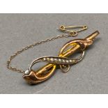 9ct gold brooch with freshwater pearls & safety chain, 1.7g
