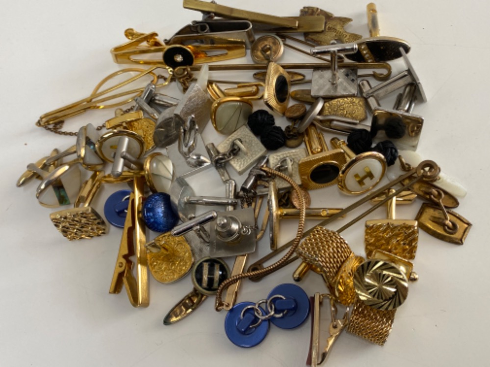 Bag of mixed vintage cufflinks & tie clips
