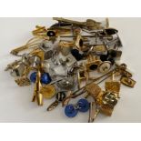 Bag of mixed vintage cufflinks & tie clips