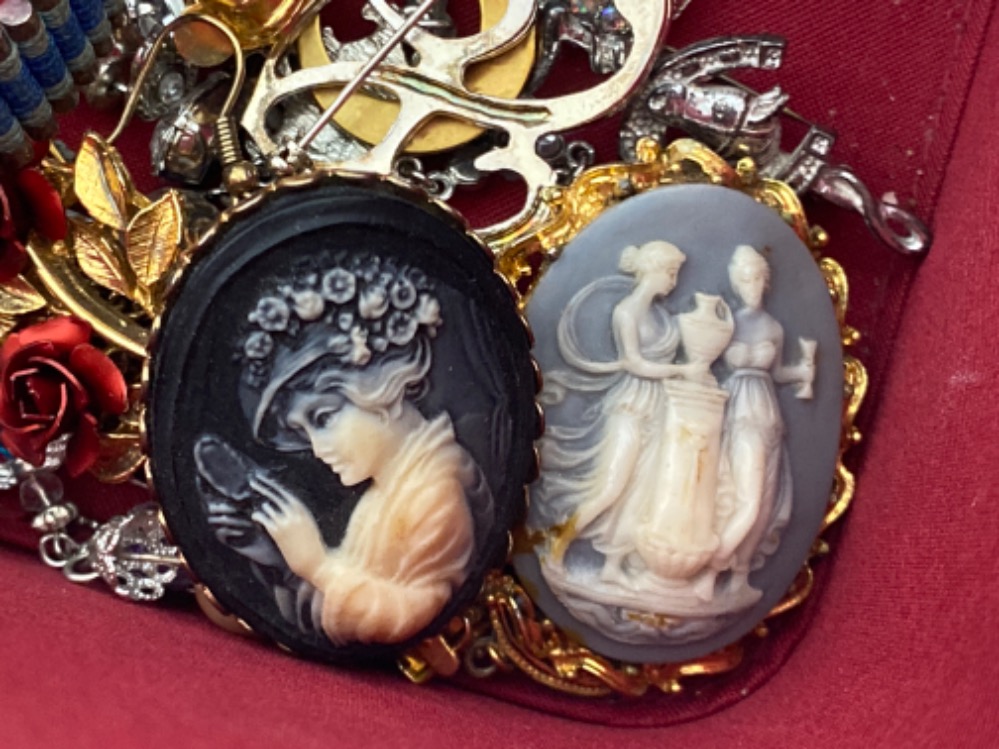 Large quantity of costume jewellery (mainly brooches) includes cameo, CZs etc also includes a - Image 2 of 2