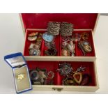 Vintage jewellery box containing a mixture of Scottish brooches, crucifix & gilt cameo brooch etc
