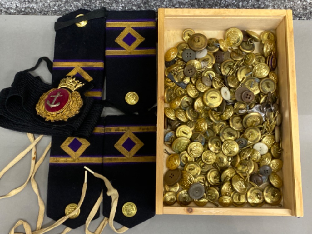 Box containing a large quantity of military buttons & blazer badges