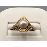 Ladies 9ct gold Pearl ring with ornate setting. 2.7g size I