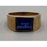 Gents 9ct gold blue stone ring. Featuring a rectangular blue stone 5.7g size U