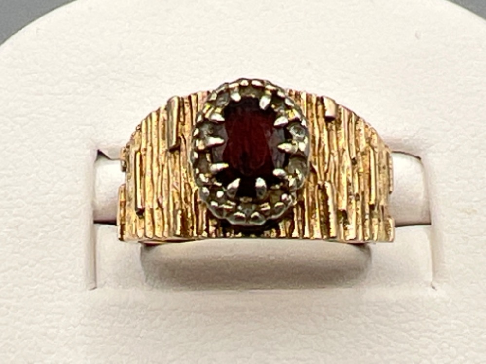 Ladies 9ct gold garnet and white stone ring. 4.6g size O