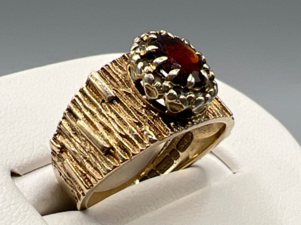 Ladies 9ct gold garnet and white stone ring. 4.6g size O - Image 2 of 3