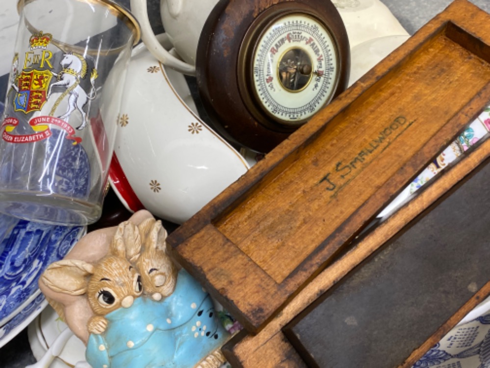 Mixed box of ceramic & glass etc also includes mahogany framed barometer, sharpening block in - Bild 2 aus 3