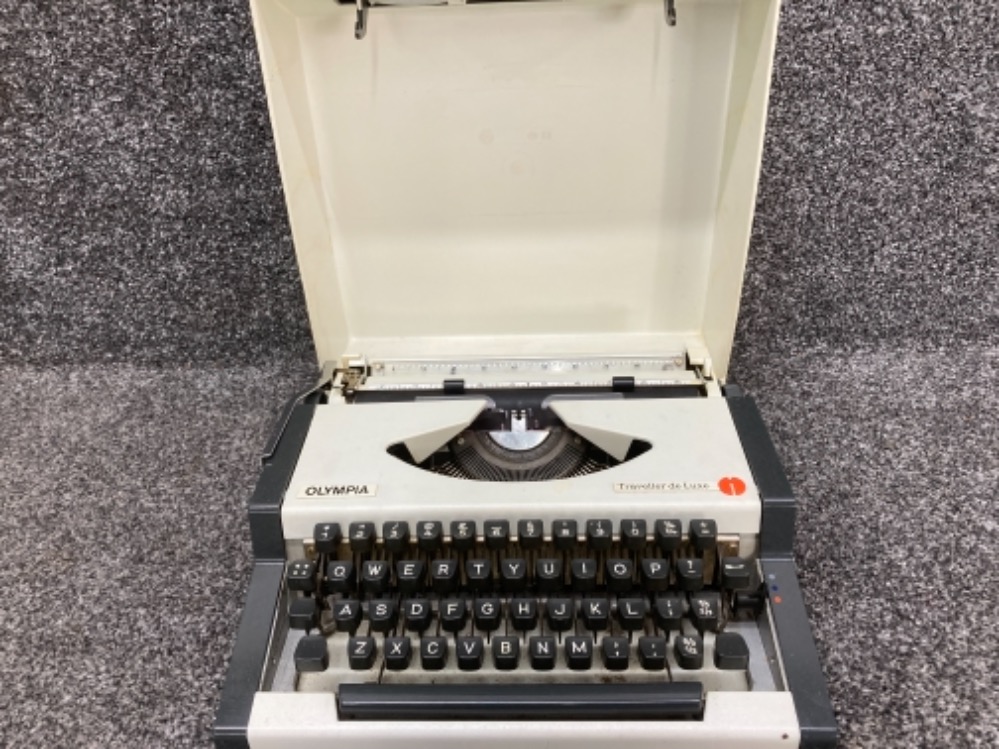 Olympia Traveller de Luxe typewriter