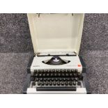 Olympia Traveller de Luxe typewriter