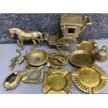 Box of miscellaneous vintage brassware including Horse & carriage, ash trays plus other animal
