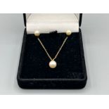 9ct gold cultured Pearl pendant and matching Pearl stud earrings