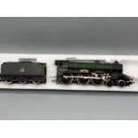 Hornby Railways 00 Gauge model locomotive & tender - R.060 BR Class B17 4-6-0 Leeds United