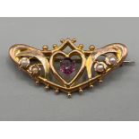 Ladies 9ct gold antique hallmarked stone set brooch. Featuring oval amethyst with 2 pearls either