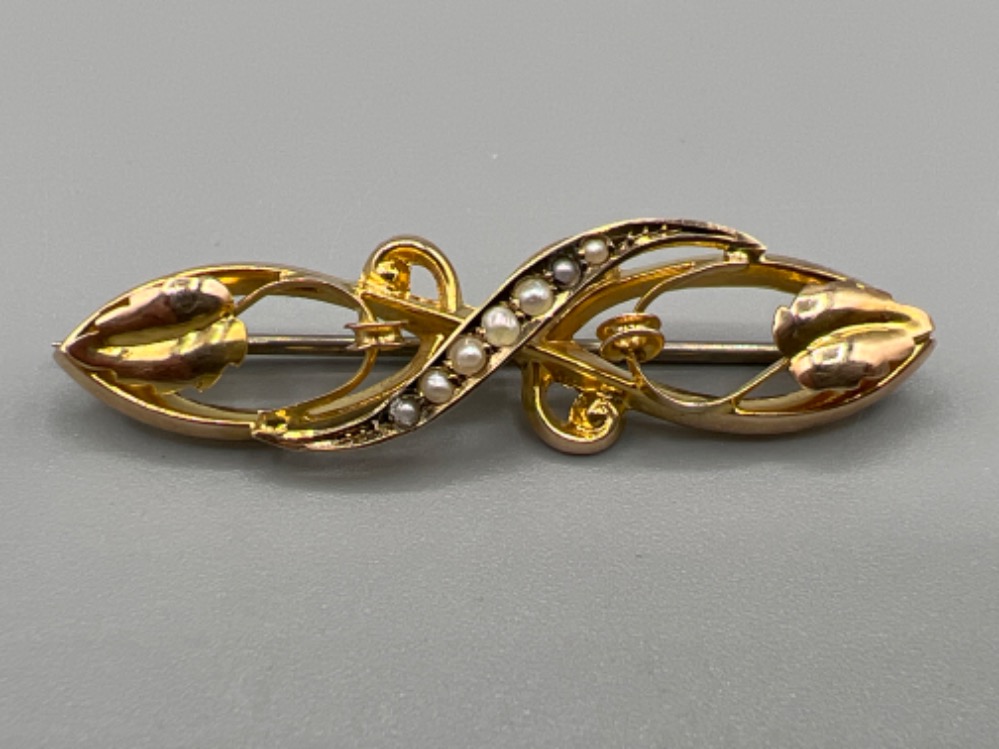Ladies hallmarked 9ct gold antique ornate pearl brooch. 2.1g