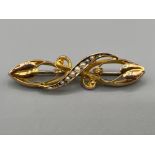 Ladies hallmarked 9ct gold antique ornate pearl brooch. 2.1g
