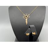 10ct gold pendant necklace and matching stud earrings. 5.1g