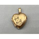 9ct gold heart shaped locket pendant. 1g