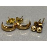 2 pairs of 9ct gold earrings, 1.06g