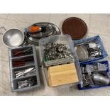 Group lot containing miscellaneous cutlery & kitchenalia