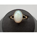 9ct gold oval Opal cabochon ring. 1.8g size I1/2