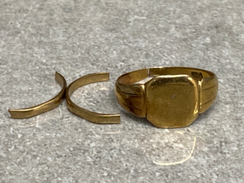 9ct yellow gold signet ring (band cut) size R, together with 2 pieces of scrap 9ct gold, combined