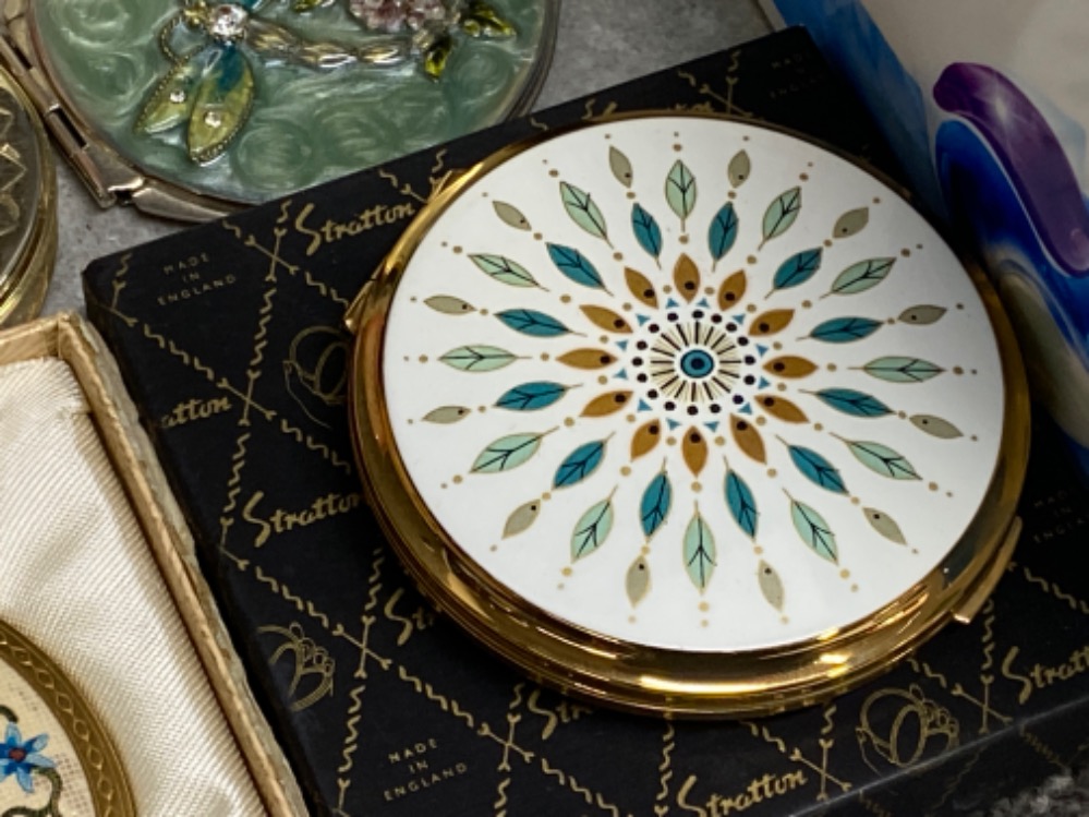 Selection of Vintage Compacts including Stratton etc, also includes a tub of simulated Pearl - Image 2 of 3