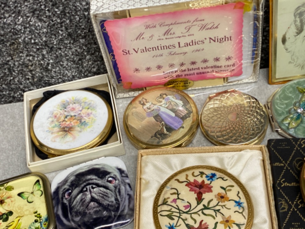 Selection of Vintage Compacts including Stratton etc, also includes a tub of simulated Pearl - Image 3 of 3