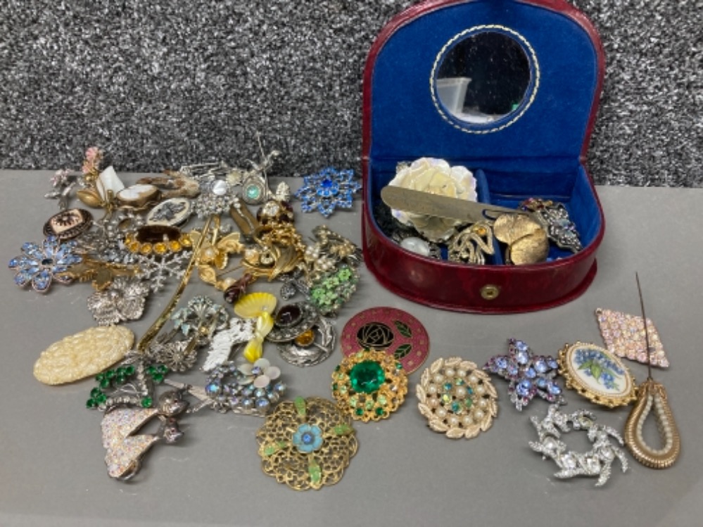 A quantity of costume jewellery brooches to include Scottish