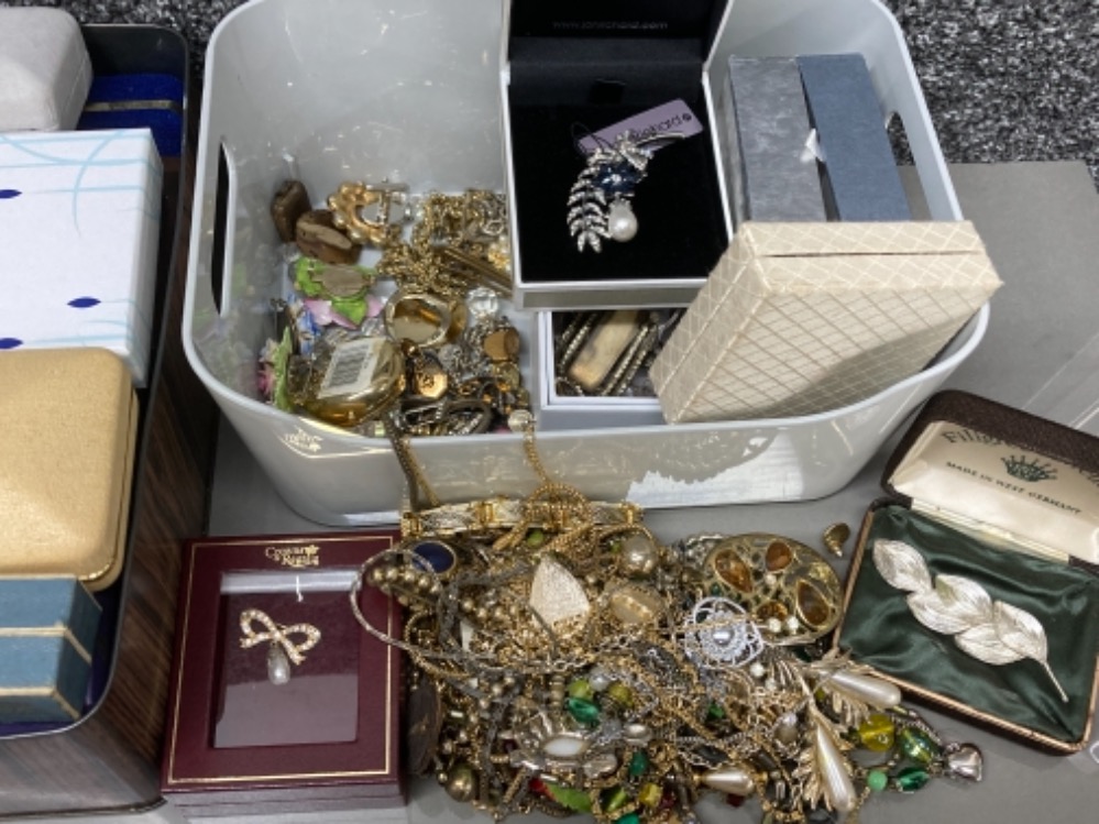 A quantity of costume jewellery and empty jewellery boxes - Image 2 of 2