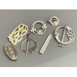 Total of 7 silver brooches, 48g