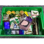 Tray of miscellaneous vintage pill boxes, compacts & lighters etc