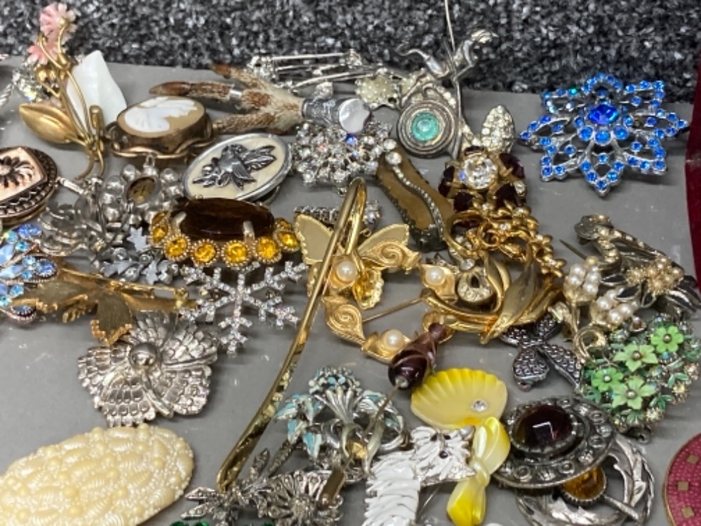 A quantity of costume jewellery brooches to include Scottish - Image 2 of 2