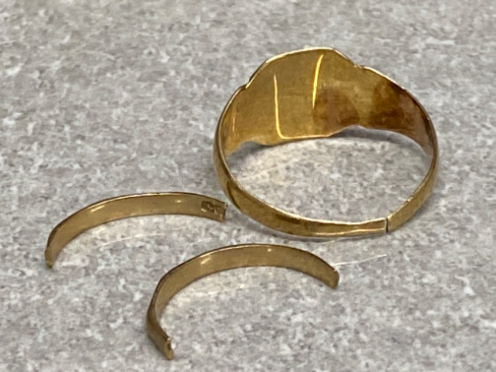 9ct yellow gold signet ring (band cut) size R, together with 2 pieces of scrap 9ct gold, combined - Image 2 of 2