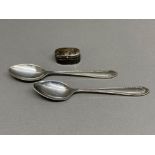 Sterling silver pill box and 2 coffee spoons. (30.3G)