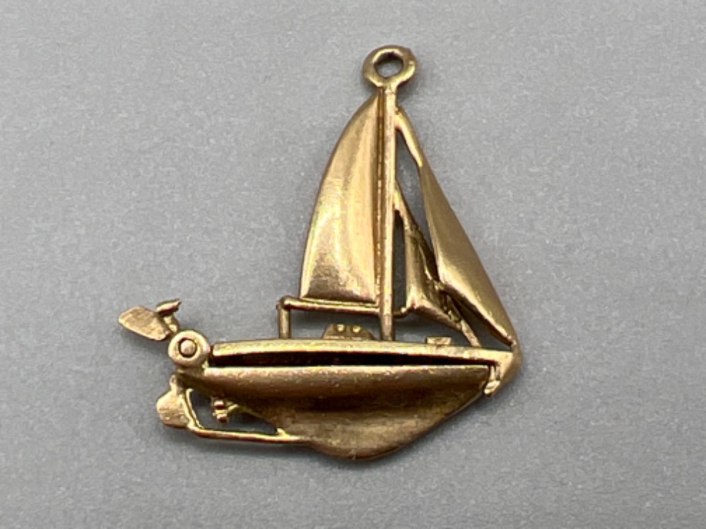 9ct gold sailboat pendant/charm 2.7g