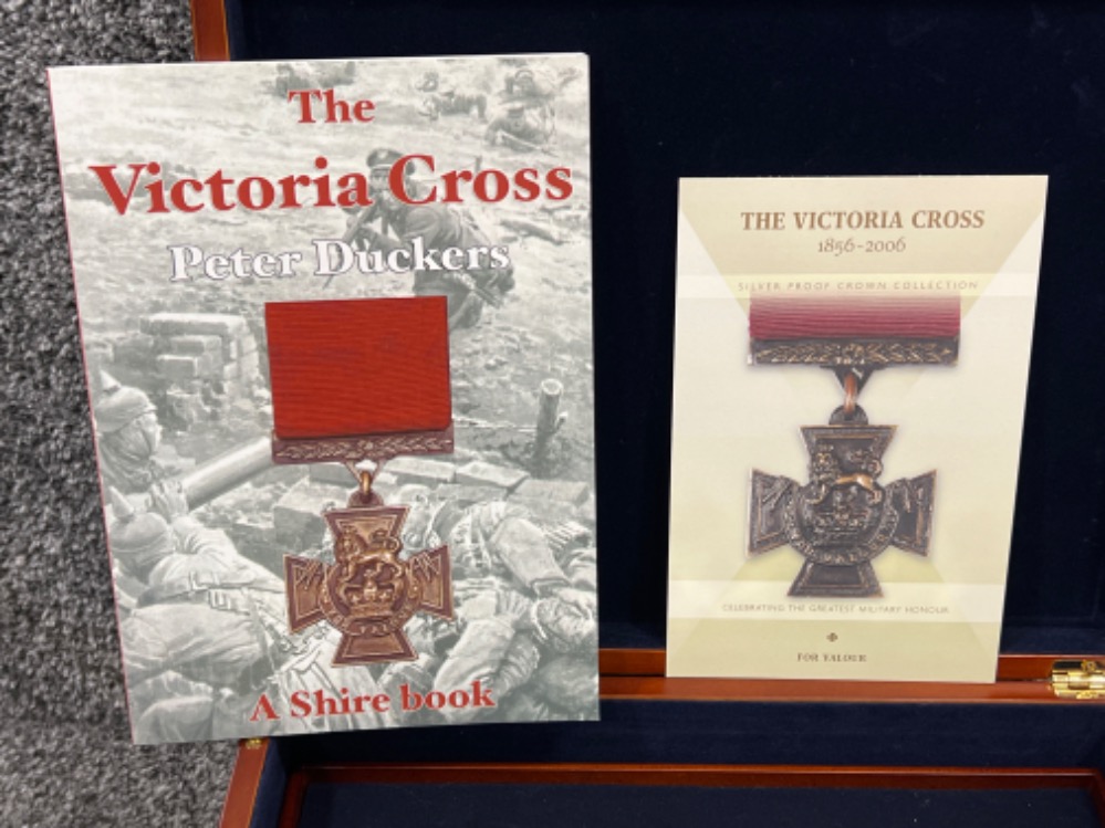 The Victoria Cross silver proof crown collection. In mint condition Complete with Peter duckers - Bild 5 aus 5