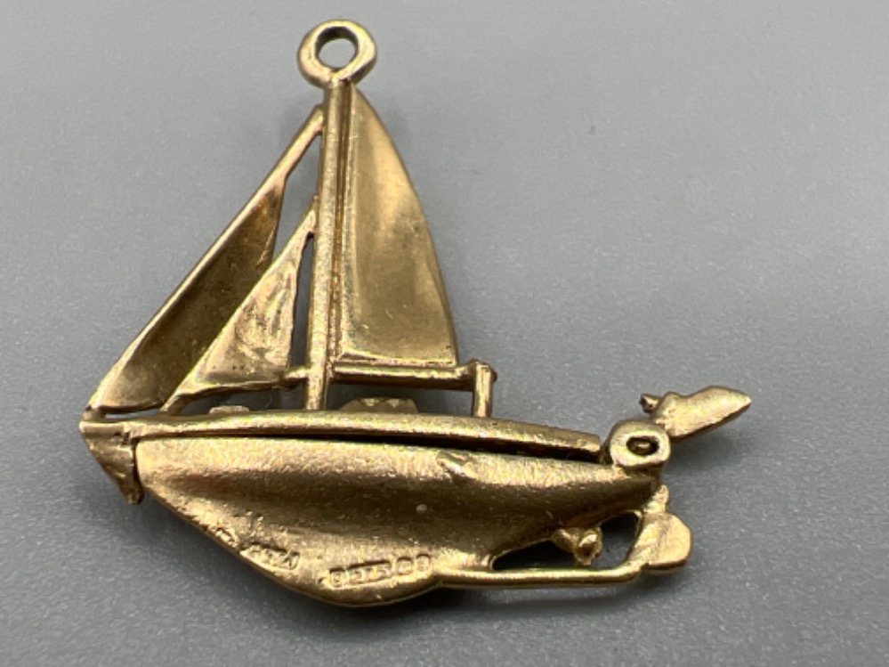 9ct gold sailboat pendant/charm 2.7g - Image 2 of 2