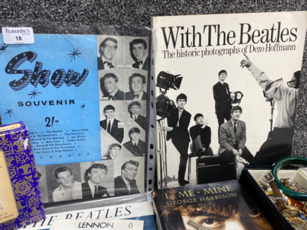 4 Beatles related books together with a show souvenir 21 (featuring the Beatles) photo program - Bild 2 aus 3