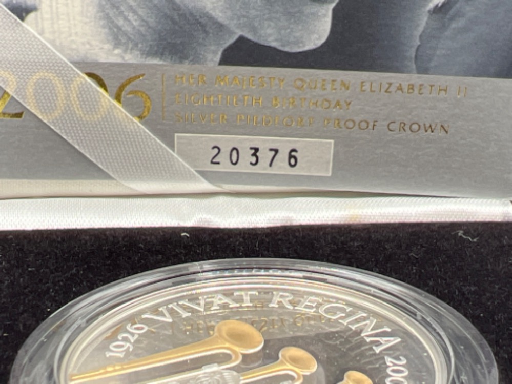 2006 Her majesty Queen Elizabeth II Eightieth Birthday silver piedfort proof crown. In original case - Bild 3 aus 3