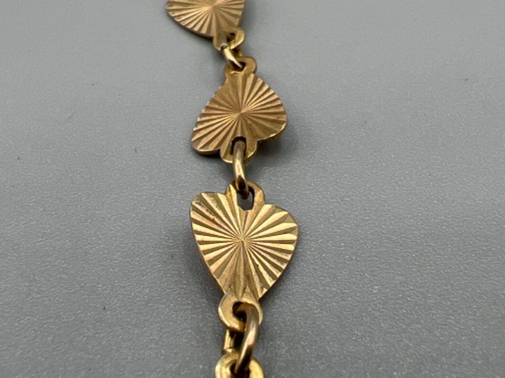 9ct gold engine turned heart bracelet. 2.9g - Image 2 of 2