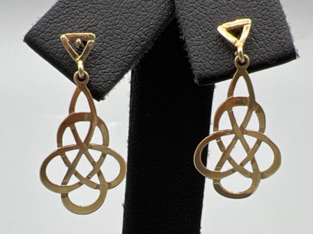 9ct gold celtic drop earrings. 1.9g - Image 2 of 2