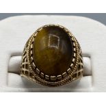 Gents 9ct Yellow Gold tiger eye ring featuring a oval shaped stone set in a claw setting, size T 5.