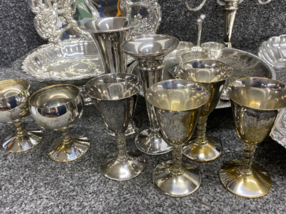 Box lot of mixed silver plated, EPNS & white metal ware, including candelabra, goblets, plates etc - Bild 3 aus 3
