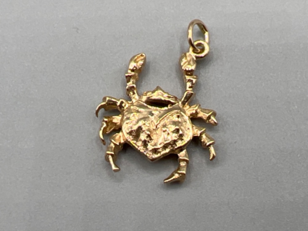 9ct gold crab pendant/charm 5.6g