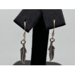 Silver c2 pendant earrings and silver feather pendant and earings with silver chain, 5.3grm