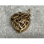 9ct gold heart pendant locket. 4.6g