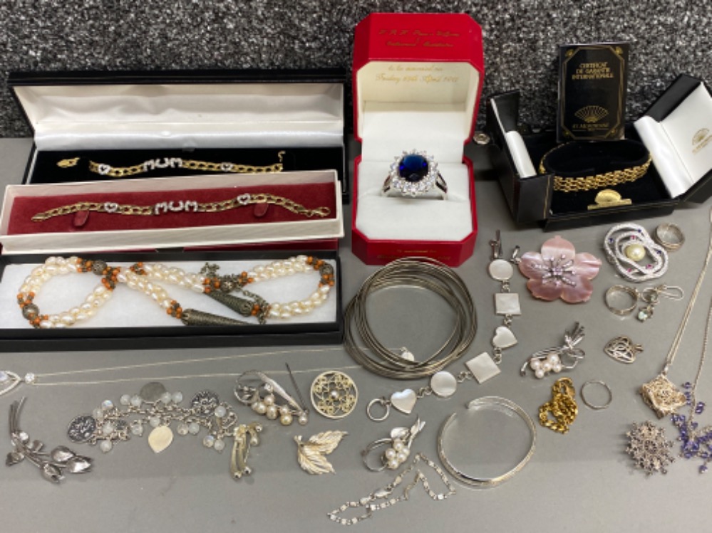 Job lot of mixed costume jewellery Mainly white metal, including bracelets, necklaces, brooches etc