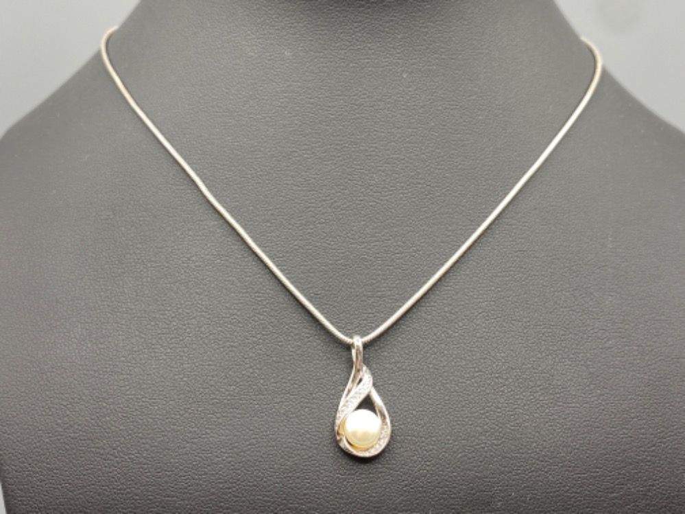 Silver fresh water pearl and c2 pendant with silver snake link chain, 6.3grm