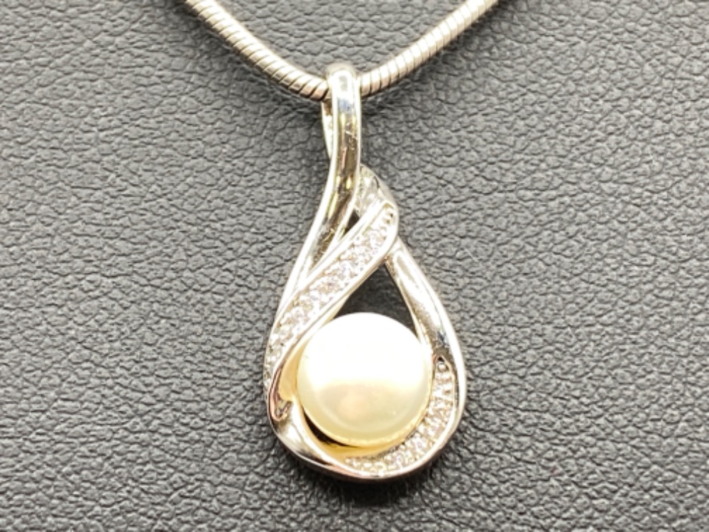 Silver fresh water pearl and c2 pendant with silver snake link chain, 6.3grm - Image 2 of 2